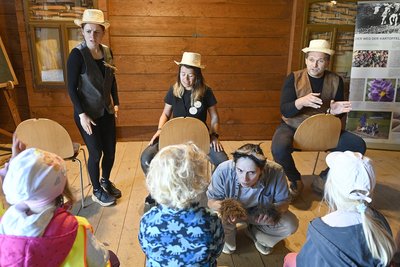 Zum Programm gehörte der Auftritt einer Theatergruppe aus Plzen/Pilsen, die das Stück „Die drei kleinen Schweinchen“ aufführte.