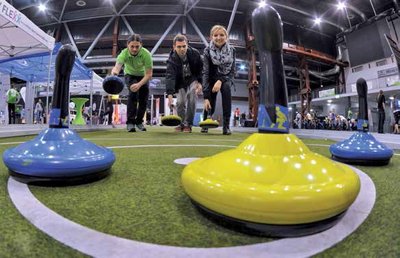 Mitmachen, wie hier beim Curling, ist für das Publikum auch bei der anstehenden Auflage der Messe "c-fit" für Gesundheit, Sport und Lifestyle in der Arena angesagt. Die Besucher können viele Sportarten ausprobieren.