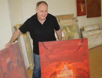 Peter Kallfels mit Arbeiten, die in Bremen zu sehen sein werden. 