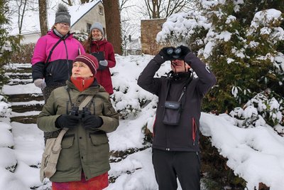 Ja, wo stecken sie denn? Die Zähler auf der Suche. Mit Fernglas: Matthias Hunger, Ornithologin Carolin Lötzsch. Hinten, von links: Monique Mehnert, Lisa Eberhardt.