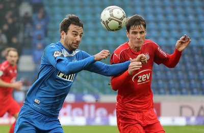 Christian Beck (Magdeburg) und Jonas Aquistapace (Zwickau) im Zweikampf.