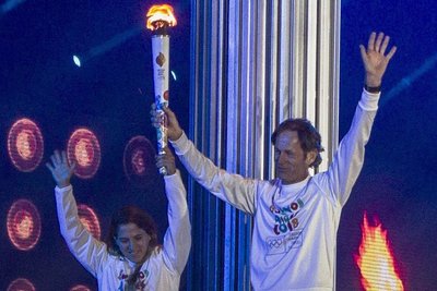 Die Olympiasieger Paula Pareto und Santiago Lange entzündeten gemeinsam die Flamme.