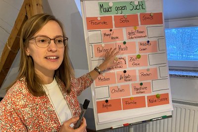 Die Mauer gegen die Sucht, erklärt von Carolin Krause von der DRK-Suchtberatung.