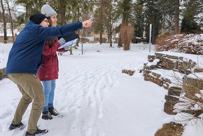 Da stecken welche. Matti Hinkel und Lisa Eberhardt sind fündig geworden.