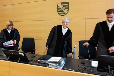 Der Vorsitzende Richter Herbert Pröls und seine beiden Beisitzer. Woher weiß man, was stimmt?