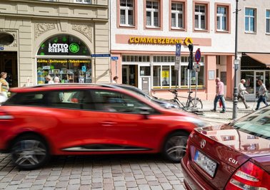 Die letzten Tage der Commerzbankfiliale am Markt 1 in Mittweida sind gezählt, sie schließt zum 18. Mai dauerhaft. Das betrifft auch die Selbstbedienungszone mit den Automaten.
