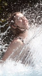 Bei sommerlich heißen Temperaturen heißt es im Erzgebirge am Wochenende: Abkühlung suchen. 