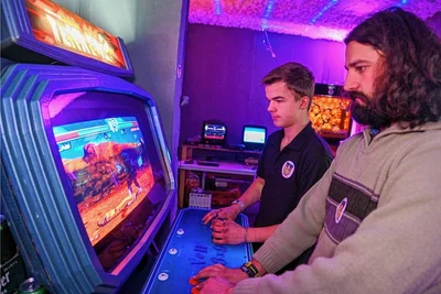 Andre Palade (vorn) und Kenny Wolf spielen Tekken 2 im gerade mal 18 Quadratmeter großen Arcade Club Reichenbach.