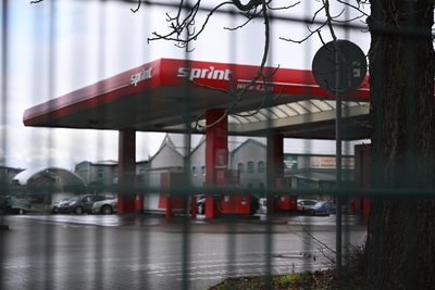 An der Tankstelle in Pirna soll die Ehefrau des Millionärs ihrem Gärtner 15.000 Euro gegeben haben, damit er die alte G-Klasse kauft.
