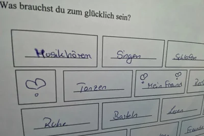 Was brauchst du zum glücklich sein? Auf diese Frage der DRK-Suchtberaterin zum Abschluss des Projektes hatten die jugendlichen Teilnehmer alle möglichen Antworten - Handy, TikTok und Co waren nicht dabei.