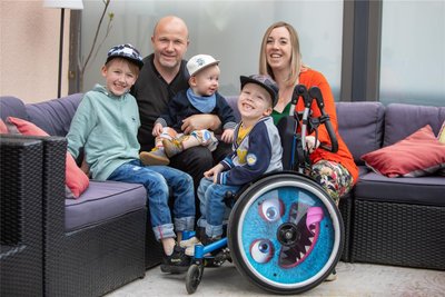 Die Schmidts auf der Terrasse ihrer Neuensalzer Wohnung (von links): Sohn Christian, Papa Ronny, Eddie, Fabian und Mama Claudia.