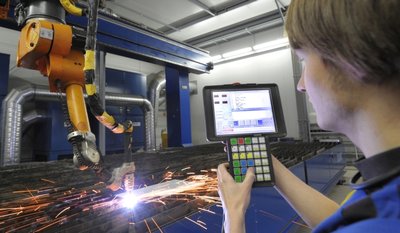Oliver Müller überwacht eine Plasmaschneidmaschine in der Produktionshalle der Firma AMS in Limbach-Oberfrohna. Damit werden Edelstahlbehälter für Maschinen in der Pharmaindustrie hergestellt. Der Export soll erweitert werden, deshalb präsentiert sich AMS zur Frankfurter Messe.