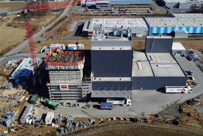 Die Großbaustelle in Oberlosa aus der Luft: Die Rubinmühle mit dem bisherigen Betriebsgebäude (rechts) und dem Erweiterungsbau. Ganz links ist der Neubau des Verwaltungsgebäudes zu sehen. 