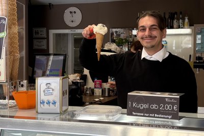 Verkäufer Mattia bei Gelato Valentino ist bereit für die Eissaison.