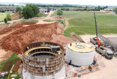 Ein Blick auf die neu entstehende Biogasanlage neben der Milchviehanlage Lauterbach. In das Projekt investiert das Agrarunternehmen Lauenhain etwa 2,3 Millionen Euro.