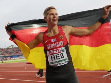 Max Heß feiert seinen Sieg beim Dreisprung in Amsterdam.