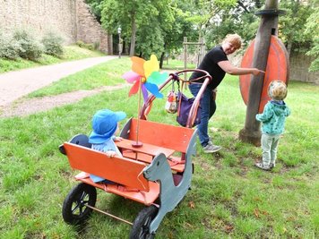 Tagesmutter Anja Kreuzke wünscht sich für die Kinder auf dem Spielplatz am Donatsring ein kleines Karussell, eine Wippe und einen neuen Sandkasten. "Ein kleines Baumhaus - so wie an der Karl-Kegel-Straße - wäre auch nicht schlecht", urteilt sie. 