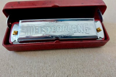 Eine „Ludwig Meisterklang“, deren Kanzellenkörper und auch das Etui aus Bakelit bestehen.