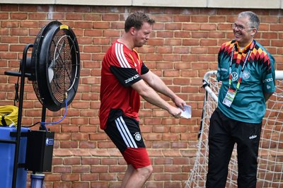 DFB-Geschäftsführer Andreas Rettig (r.) mit Bundestrainer Julian Nagelsmann. (Archivbild)