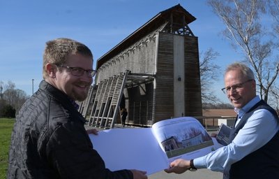 Bernd Birkigt (re.) und Thomas Illmann am Gradierwerk mit dem ersten Testentwurf von 2021 für die neu geplante Inhalierhalle. 