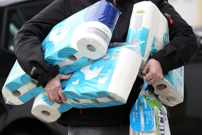 Toilettenpapier und Küchenrollen braucht man immer. Wo das jedoch gekauft wird, ist manchen Kunden offenbar egal.