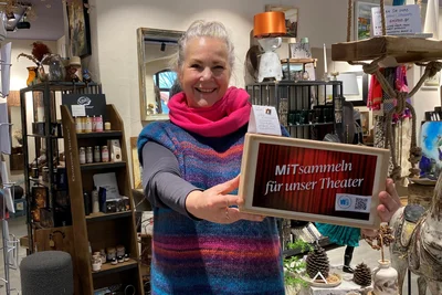 Reni Hübner hat in ihrem Geschäft Uniek in Freiberg eine Spendenbox für das Theater.