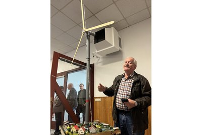 Horst Wesemann aus Niederau protestiert per Modell im Maßstab 1:120 gegen 266 Meter hohe Windkraftanlagen.