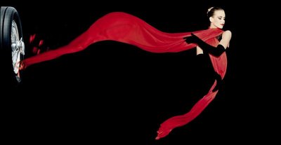 
              <p class="artikelinhalt">Claudia Schiffer als Isadora Duncan - aus der Fotoserie "Heldinnen" Anfang der 1990er Jahre. </p>
            