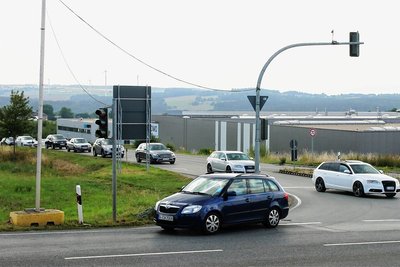 Diese immer noch nur provisorische Ampel nervt: Wenn Berufsverkehr unterwegs ist, bilden sich an der Kreuzung oft längere Staus. Landwirte im Ernte-Einsatz trifft das besonders hart. 