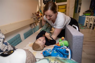In vielen Alltagssituationen braucht Fabian Hilfe, etwa beim Aufstehen oder beim zu Bett gehen. Für ein höhenverstellbares Bett haben die Leser deshalb gespendet.