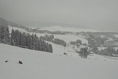 Der Wintereinbruch macht’s möglich: Rodelpartie am 21. April am Fichtelberg, eingefangen von einer Webcam.