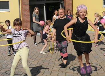 Annie (l.) und Gretel gehören zum Tanzsportteam "Eternity". Kathy Ulbricht (M.), eine der Gruppenleiterinnen, bemüht sich schon länger um geeignete Trainingsräume für etwa 60 Kinder. 