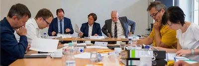 Die Mitglieder des sächsischen Landeswahlausschusses bei einer Sitzung Anfang Juli 2019 in Kamenz. Ihre damalige Entscheidung, die Liste der AfD für die Landtagswahl wegen Verfahrensmängeln zu kürzen, prüft inzwischen ein Untersuchungsausschuss des Landtages. 