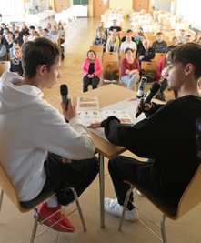 Oberschüler der Klasse 8 bei ihrer Firmen-Präsentation während der Siegelverleihung.