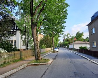 Die Waldstraße heute. Das Haus Nummer 5 auf der rechten Seite wurde vor Jahren abgerissen. 