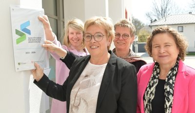 Cindy Krause (IHK), Schulleiterin Martina Kilian, Ines Pludra (Kultusministerium) und Susan Hein (Agentur für Arbeit) (v. l.) am neuen Qualitätssiegel für Berufliche Orientierung an der Oberschule.