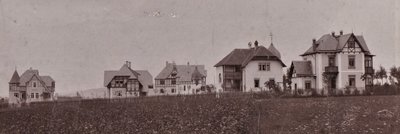Eine über 120 Jahre alte Ansicht eines unbekannten Fotografen des Feldvillenviertels in Augustusburg mit sechs Villen, wobei eine verdeckt ist. Bei der zweiten Villa von links handelt es sich um das Gebäude der heutigen Augustusburger Hutzenwerkstatt. Die vier rechten Villen stehen an der Marienberger Straße, die Villa links an der Hieronymus-Lotter-Straße.