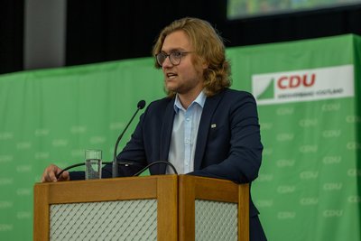 CDU-Stadtrat Lenny Roth (22) fragt die Auerbacher: Braucht Auerbach einen Vollsortimenter an der Talstraße? In der Meinungsumfrage setzt er auf digital.