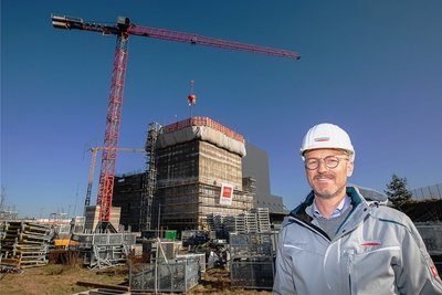 Unternehmensinhaber Christopher Rubin vor dem 20-Millionen-Euro-Neubau in Oberlosa: Bei dem Vorhaben handelt es sich um die größte Wirtschaftsinvestition im Vogtlandkreis in diesem Jahr. 