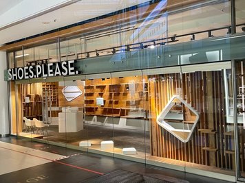 Der Schuhladen "Shoes.Please" im Chemnitzer Einkaufszentrum Galerie Roter Turm schloss im Juni 2021 überraschend. Nun soll bald ein neuer Mieter in das Geschäft am Ausgang zum Neumarkt einziehen.