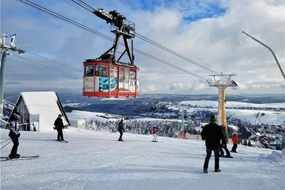 Dieser Wintertraum vom vergangenen Wochenende ist auch am Fichtelberg schon wieder ausgeträumt. Der Skibetrieb muss eingeschränkt werden.