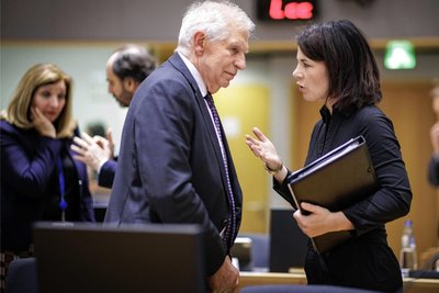 Außenministerin Annalena Baerbock (vorne rechts) im Gespräch mit dem EU-Außenbeauftragten Josep Borrell: Bei den Beratungen ging es vor allem um die Ukraine-Hilfe und die Beziehungen zur Türkei. 