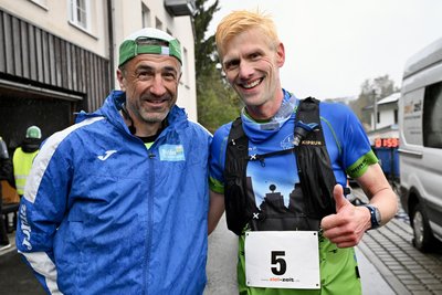 Organisationsleiter Ronny Enke (l.) konnte mit Maik Reichel den gleichen Sieger wie 2025 über die längste Distanz beim Werdauer Waldlauf begrüßen.