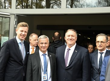 Gemeinsam in Mödlareuth (von links): Oliver Bär, Landrat des Landkreises Hof, Rolf Keil (CDU), Landrat des Vogtlandkreises, US-Außenminister Mike Pompeo und Amtskollege Heiko Maas.