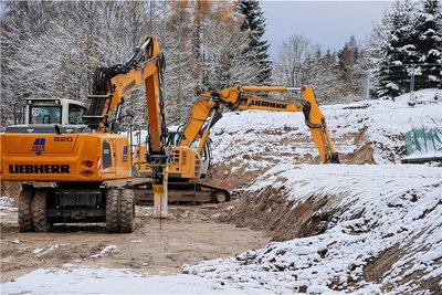 Mit Erdaushub und Fundamentarbeiten hat der Neubau des Parkhauses an den Badegärten Eibenstock begonnen. 
