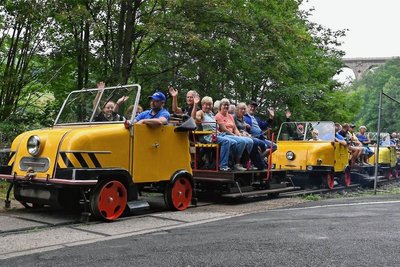 Die Schienentrabifahrten nach Wechselburg sind beliebt. Am Wochenende ist Treffen der Fahrzeugbesitzer. 