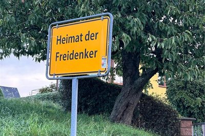 Dieses rätselhafte Schild stand im August am Ortseingang Irbersdorf in Richtung Sachsenburg.
