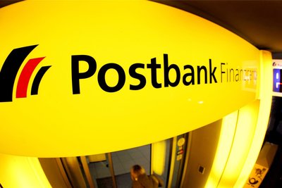 Das Logo der Postbank über einer Filiale in Düsseldorf.