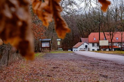 Der Parkplatz vor der Helmmühle. Hier soll der Hausmeister am Tatmorgen fast eineinhalb Stunden auf die Angeklagte gewartet haben. Diese kannte das Ausflugslokal gut. Die Angeklagte war früher oft mit dem Fahrrad hier. Seit zwei Jahren ist es geschlossen.