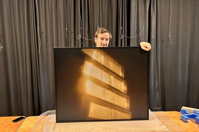 Thomas Bergner beim Anbringen seiner Bilder in der Malzhausgalerie. Die Arbeit zeigt vier Tafeln, auf denen früher mal eine Lichtreklame zu sehen war.